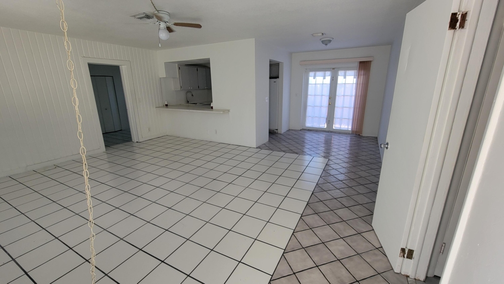 1927 Lincoln Street - Photo 2