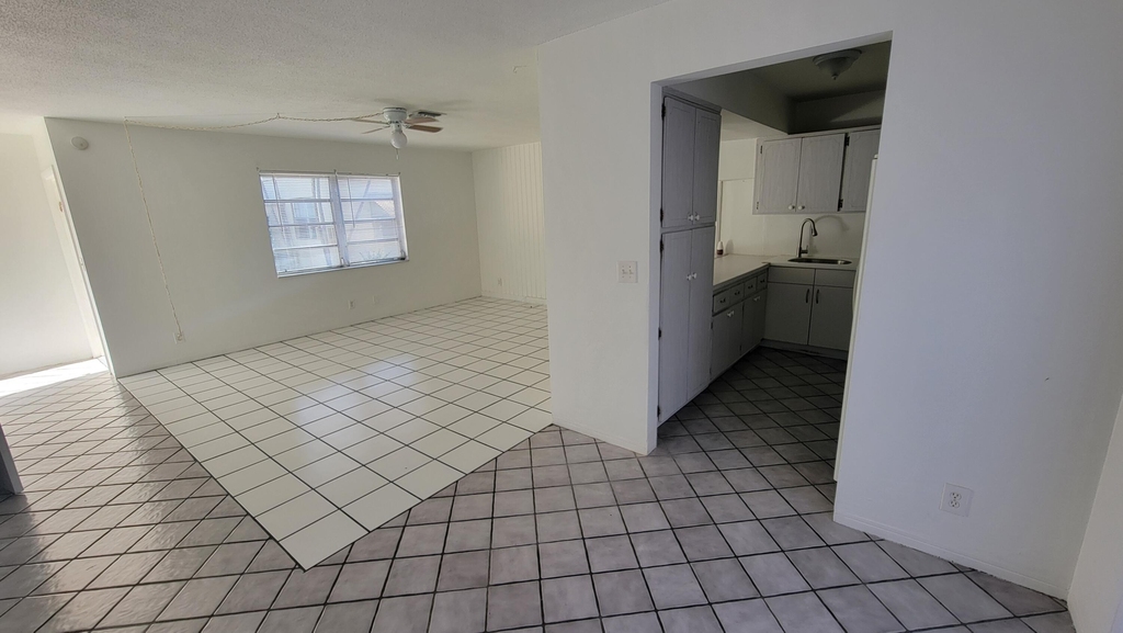 1927 Lincoln Street - Photo 3
