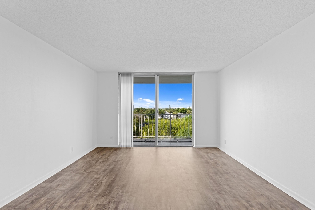 470 Executive Center Drive - Photo 2