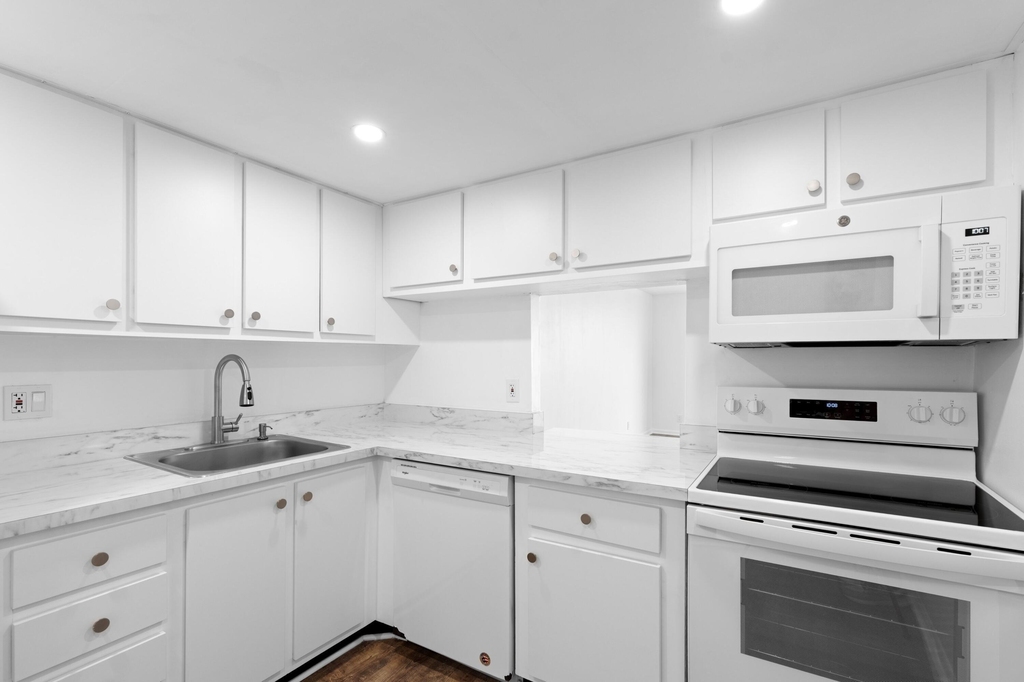 470 Executive Center Drive - Photo 5