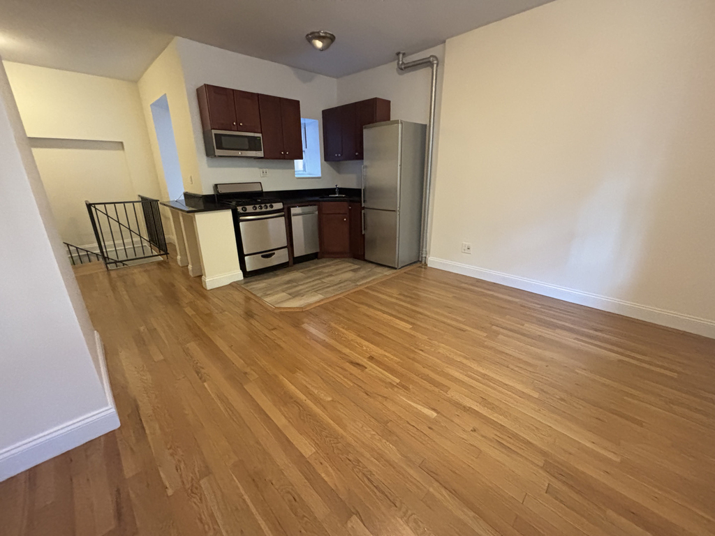 west 11st street - Photo 2