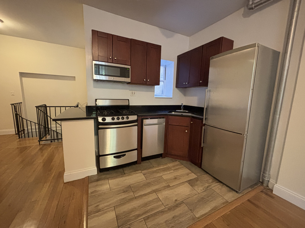 west 11st street - Photo 3