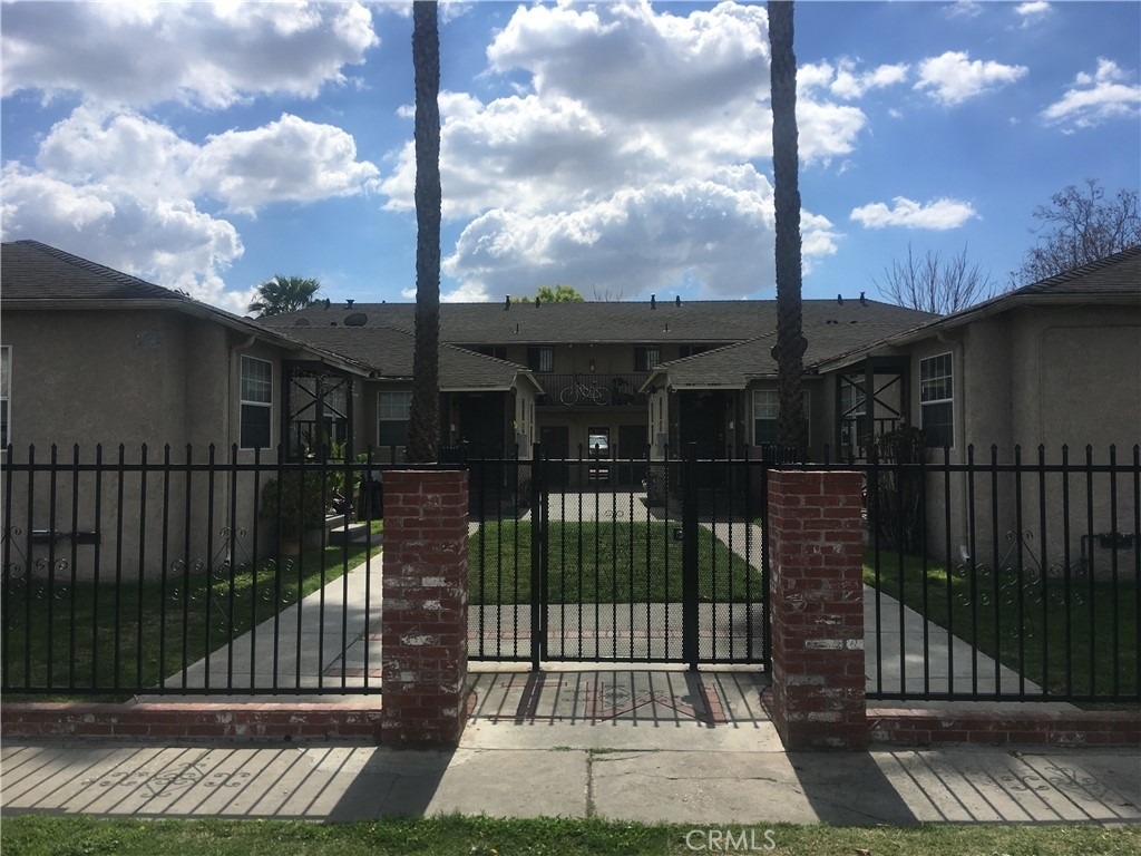 422 W Palm Street - Photo 0