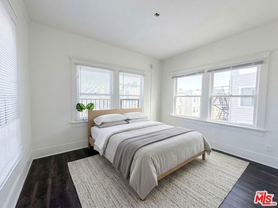 2142 S Oak Street - Photo 1