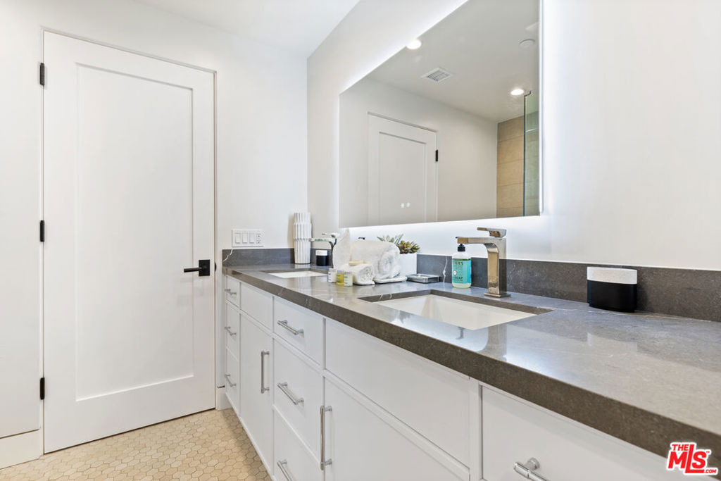 731 N Curson Avenue - Photo 39