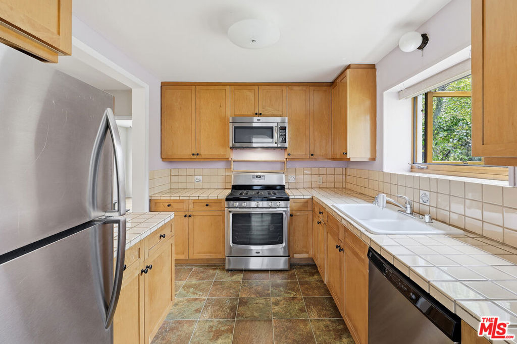 820 Crestmoore Place - Photo 9