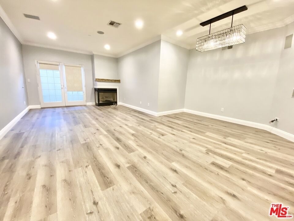1135 Rexford Dr - Photo 3