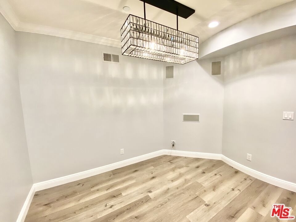 1135 Rexford Dr - Photo 4