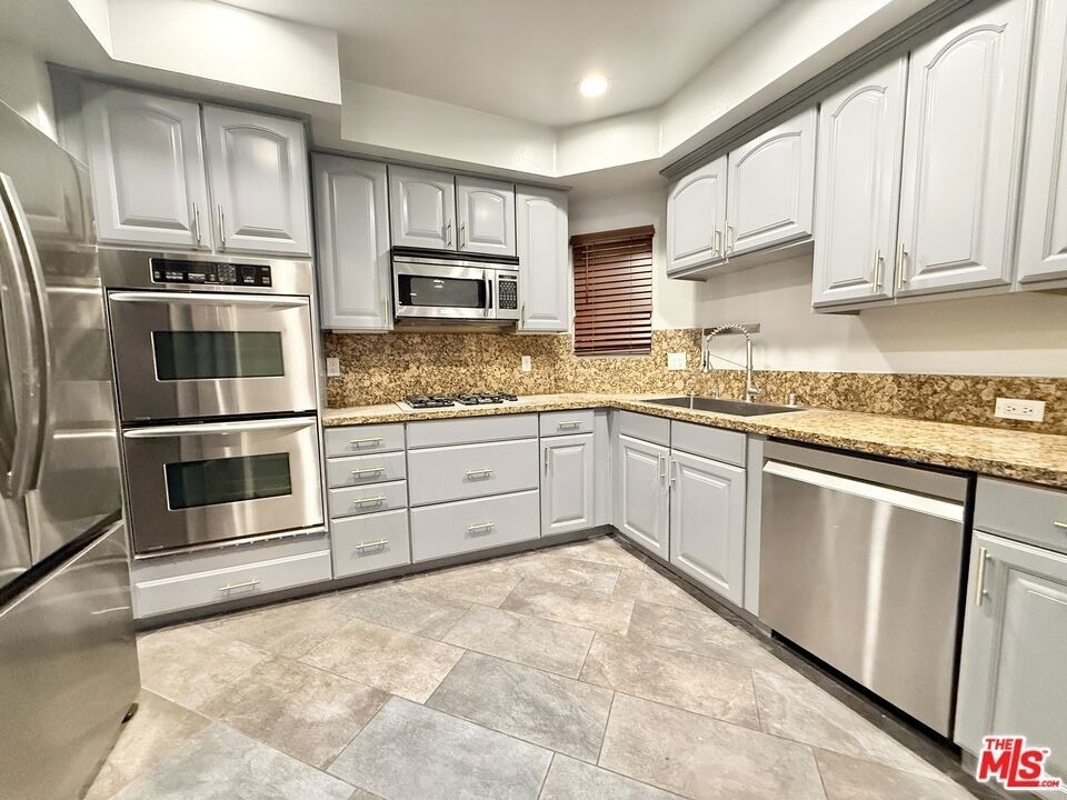 1135 Rexford Dr - Photo 18