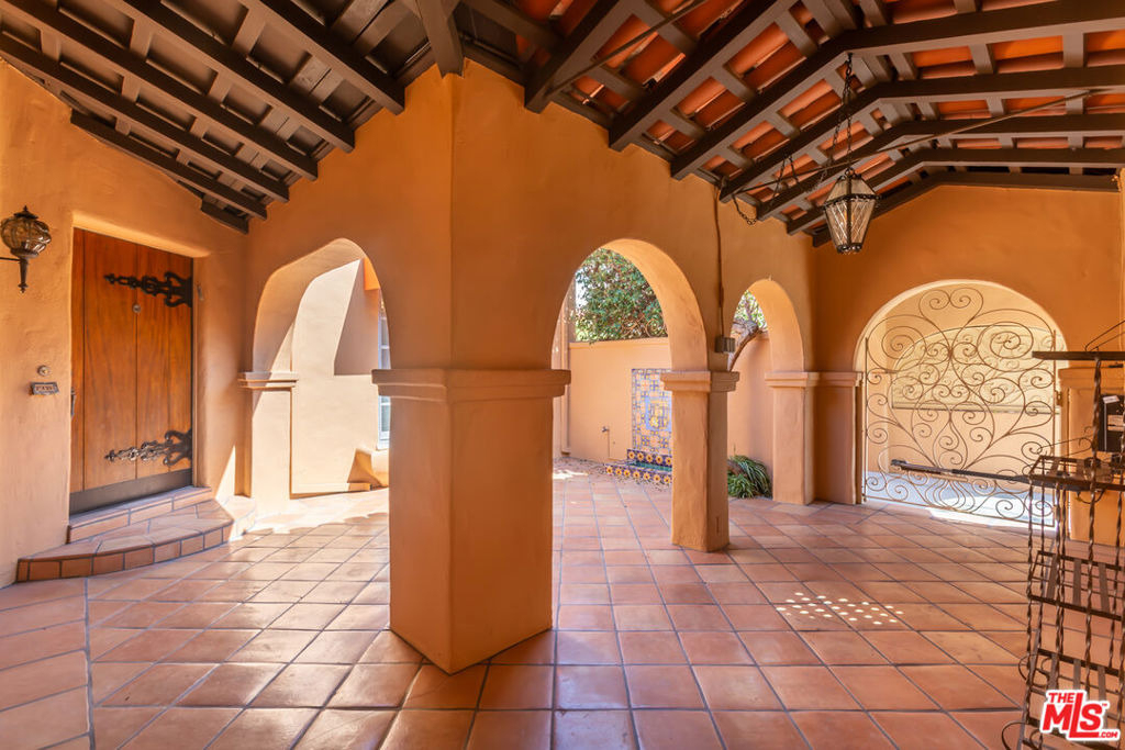252 S Canon Drive - Photo 3