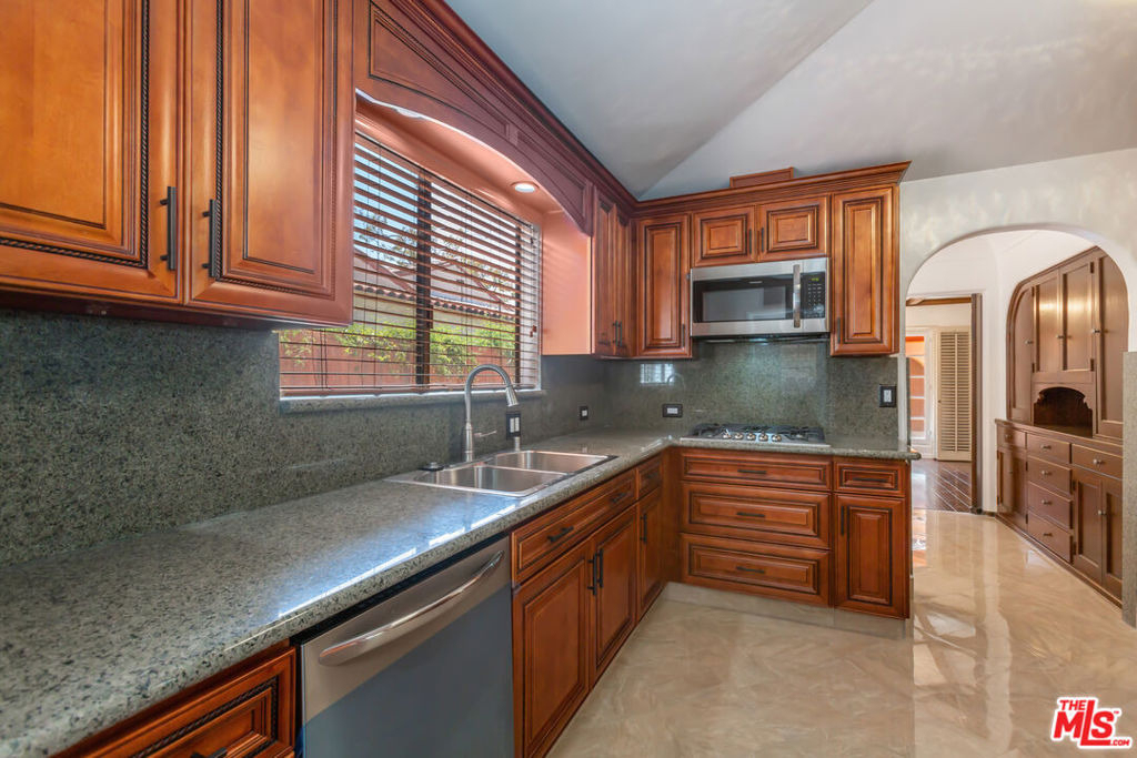 252 S Canon Drive - Photo 15
