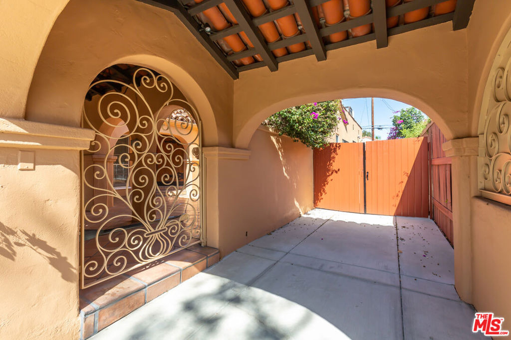 252 S Canon Drive - Photo 2