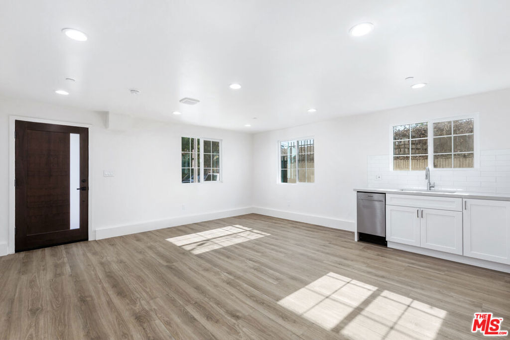 498 E 52nd Street - Photo 4
