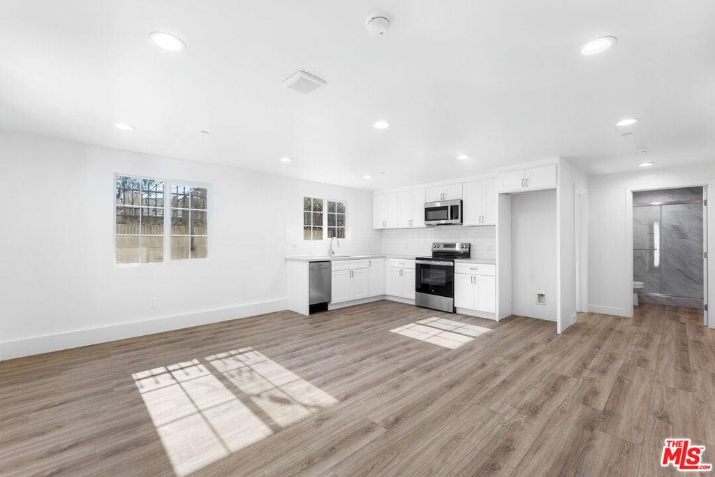 498 E 52nd Street - Photo 2
