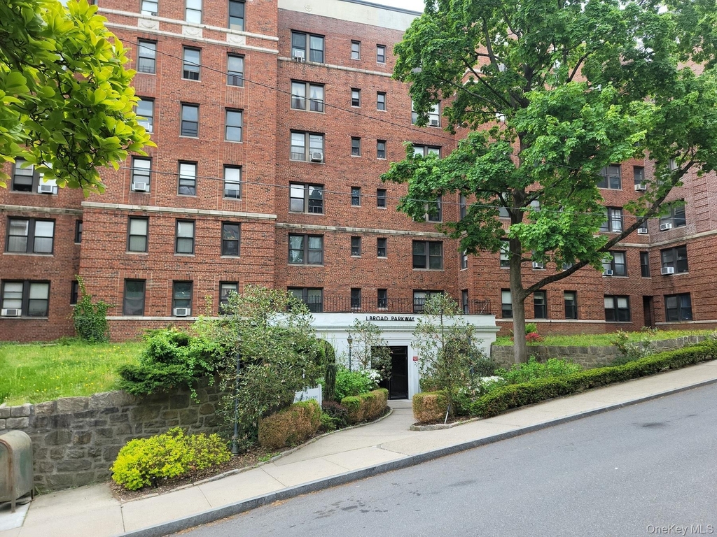 1 Broad Parkway - Photo 0