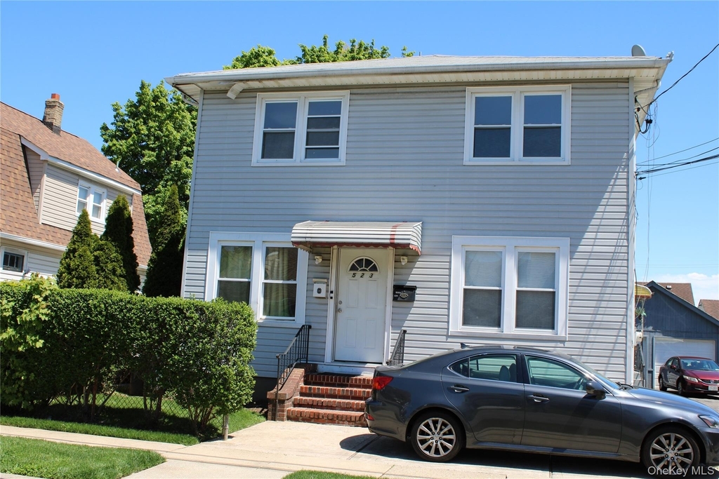 523 Hawthorne Avenue - Photo 0
