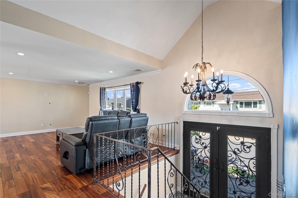 539 Nassau Avenue - Photo 2