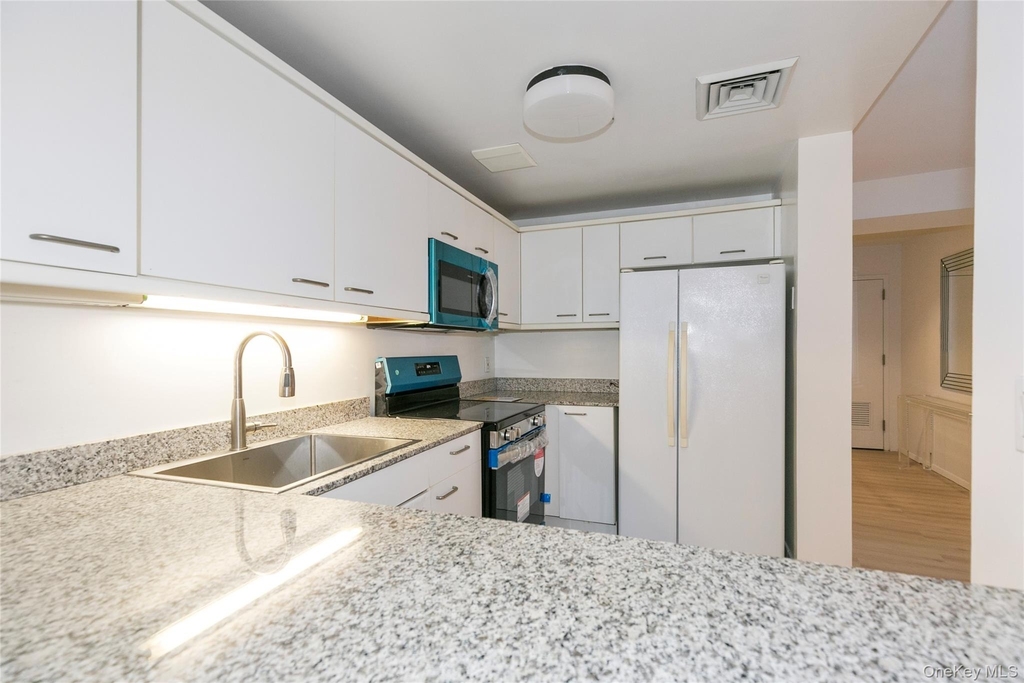 100 Cuttermill Road - Photo 15