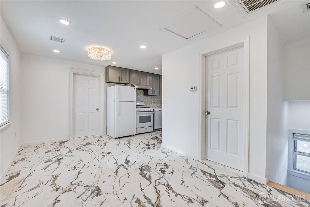 385 Pierson Avenue - Photo 4