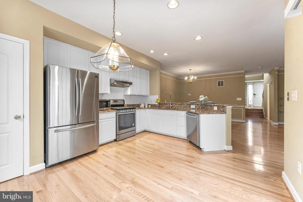 6002 Saint Hubert Lane - Photo 4