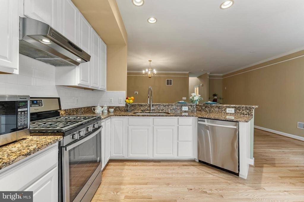 6002 Saint Hubert Lane - Photo 7