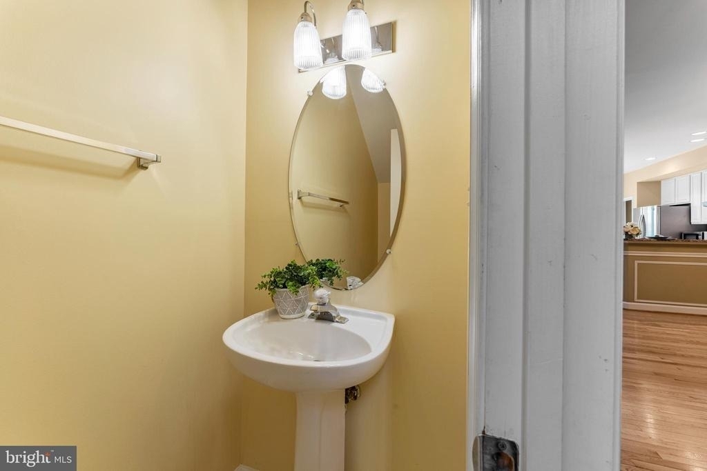 6002 Saint Hubert Lane - Photo 10