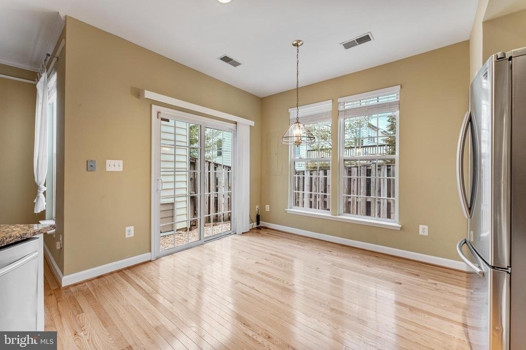 6002 Saint Hubert Lane - Photo 8
