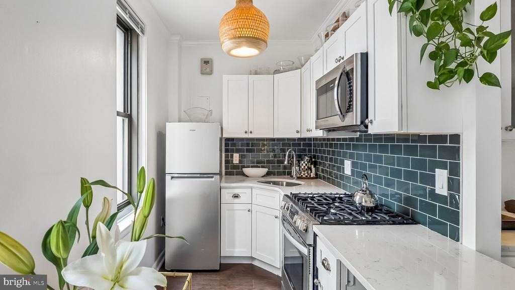135 S 19th Street - Photo 2