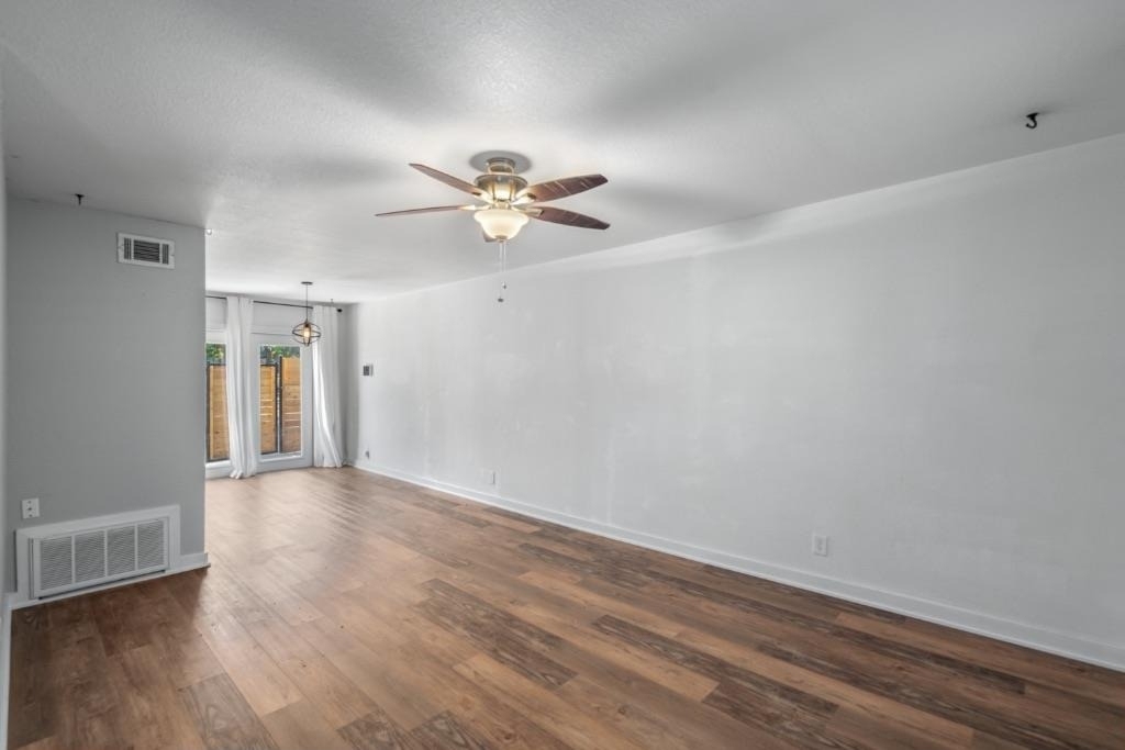 6211 Manor Rd - Photo 4