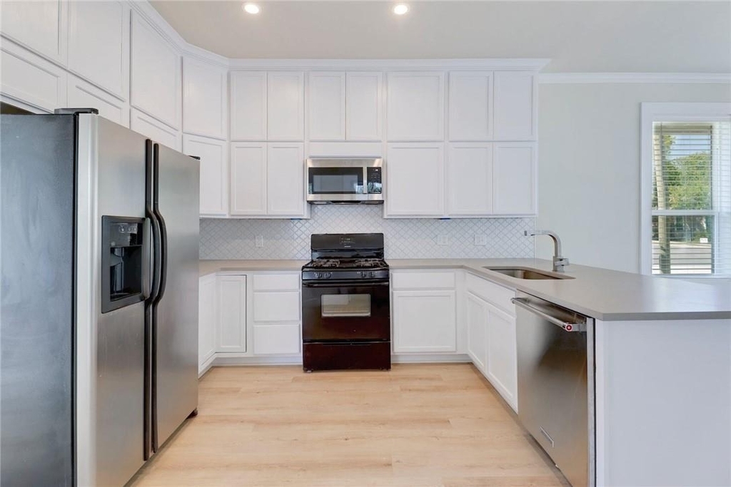 719 W 3rd St - Photo 9