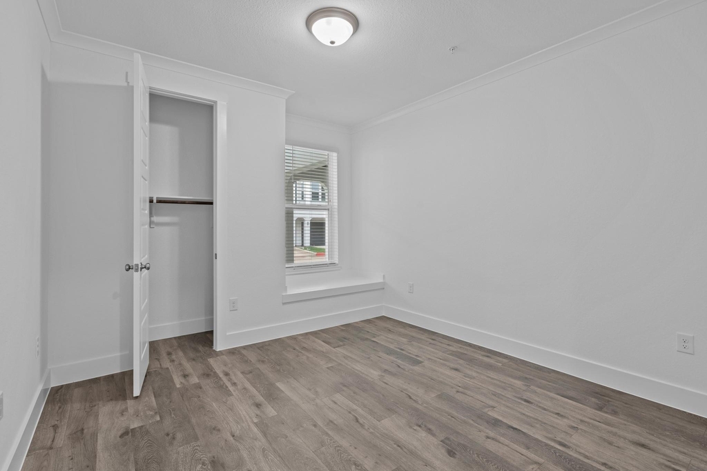 1664 Hillside Terrace - Photo 3
