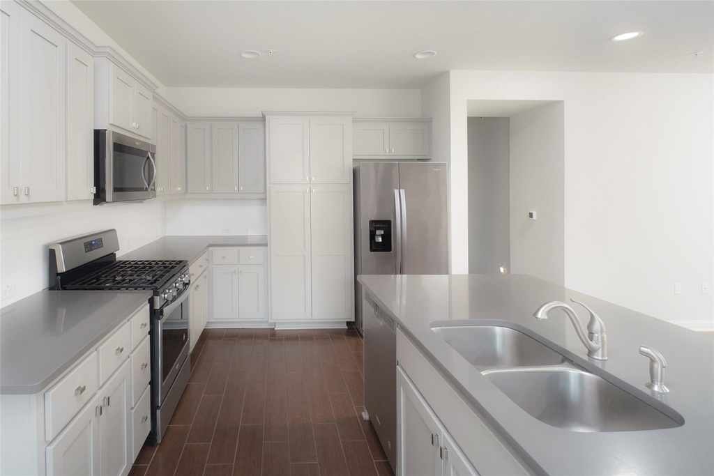 13800 Lyndhurst St - Photo 1