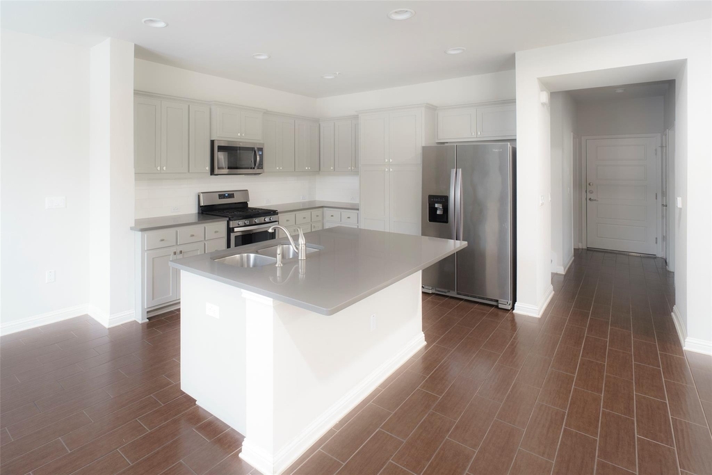 13800 Lyndhurst St - Photo 2