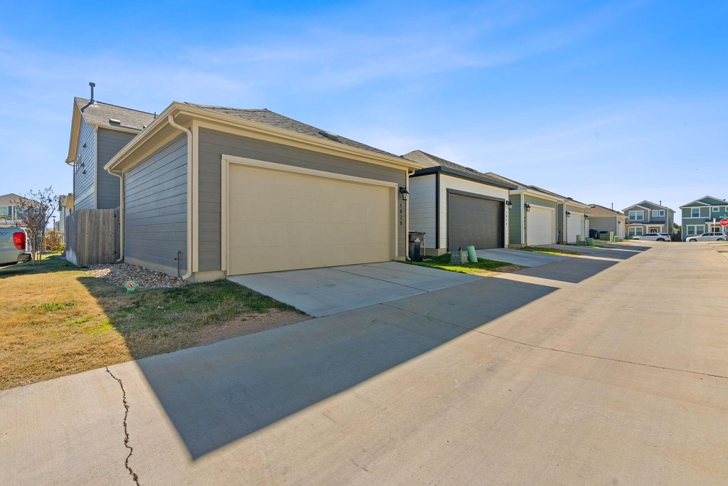 1828 Arendale Dr - Photo 3