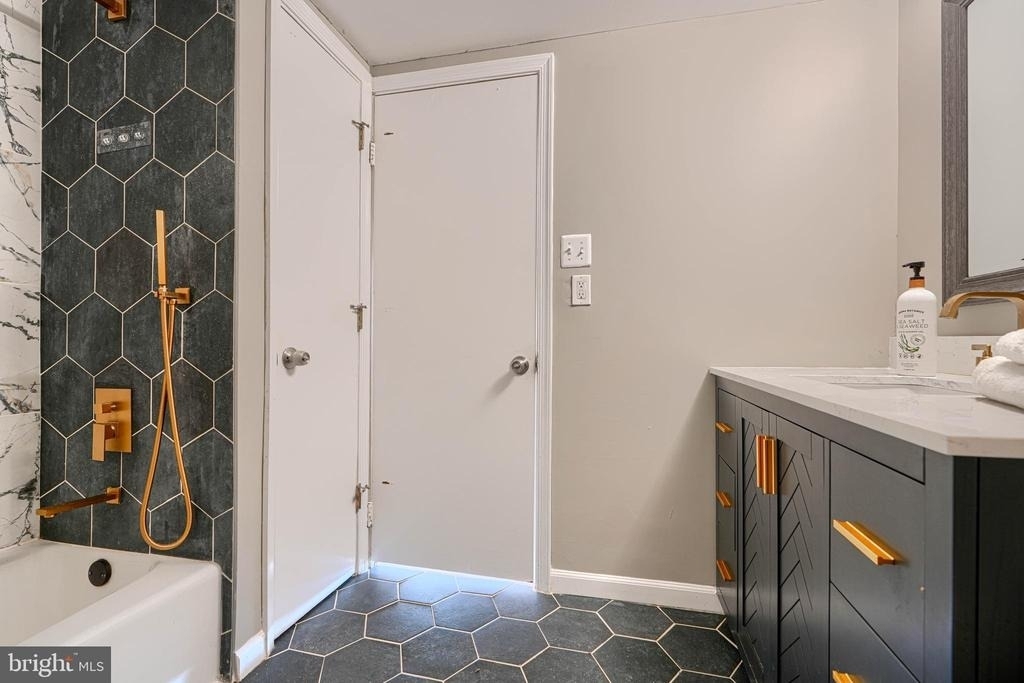 3645 Glengyle Avenue - Photo 7