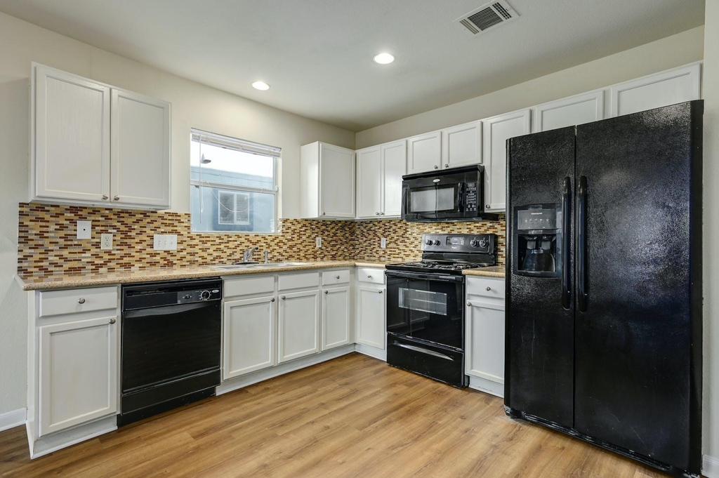 1531 Parkfield Cir - Photo 8