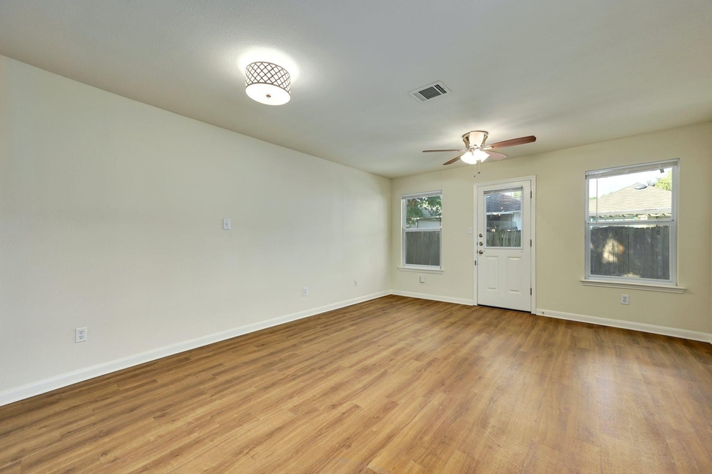 1531 Parkfield Cir - Photo 3