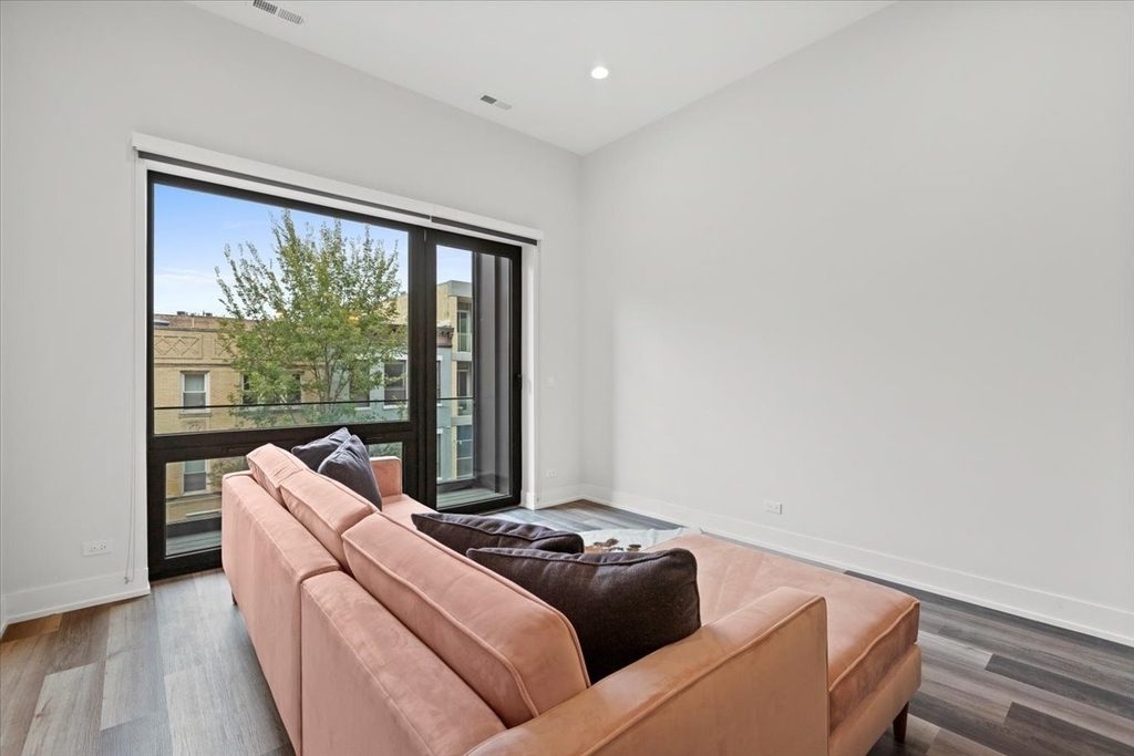 2317 N Clark Street - Photo 2