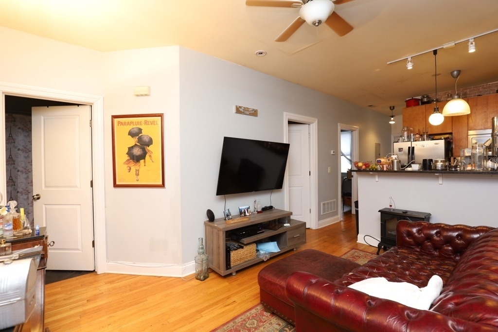 1738 W Altgeld Street - Photo 4