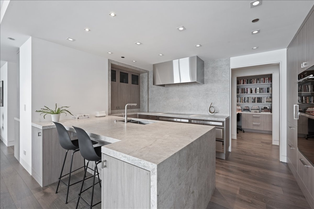 180 E Pearson Street - Photo 2