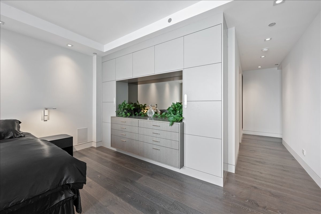 180 E Pearson Street - Photo 8