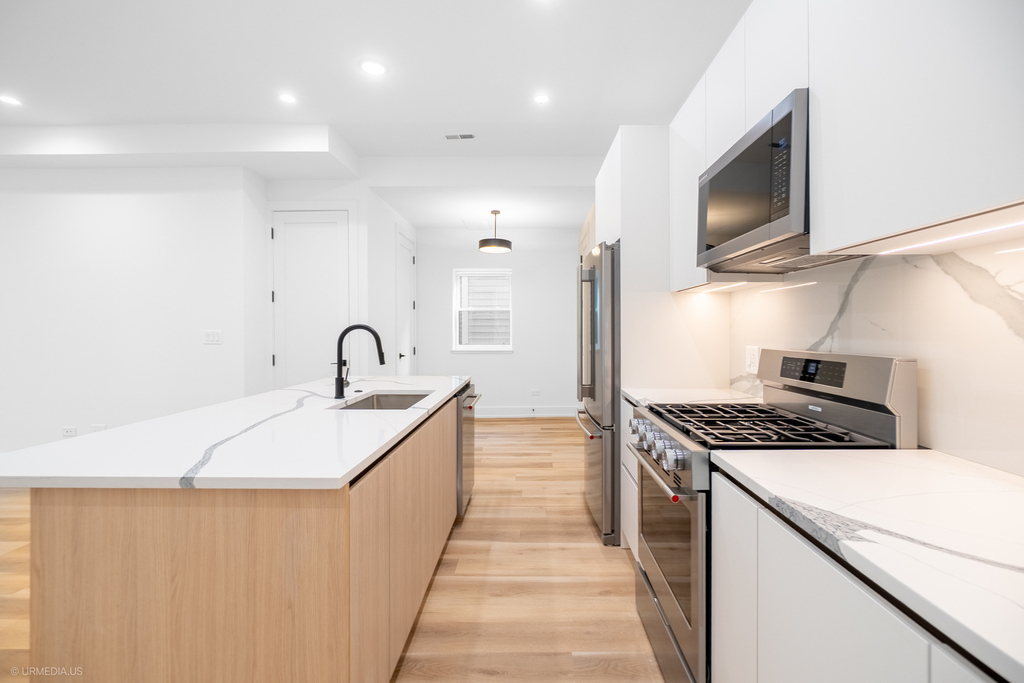 2113 N Kenmore Avenue - Photo 7