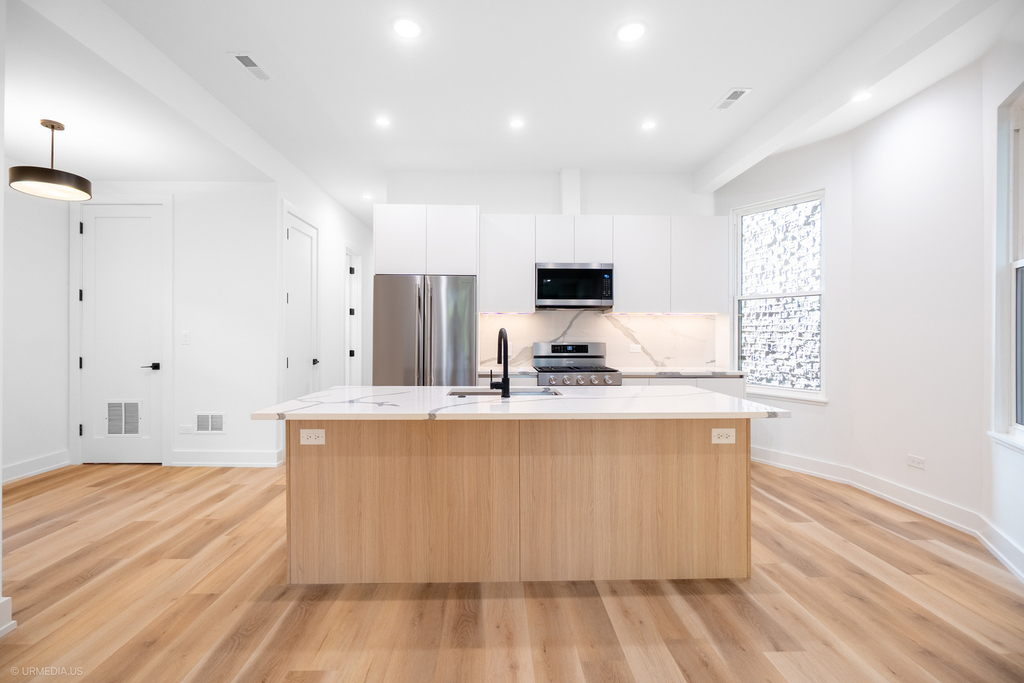 2113 N Kenmore Avenue - Photo 6