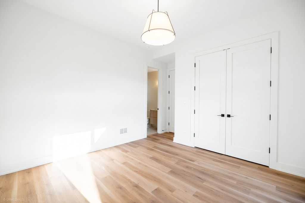 2113 N Kenmore Avenue - Photo 13