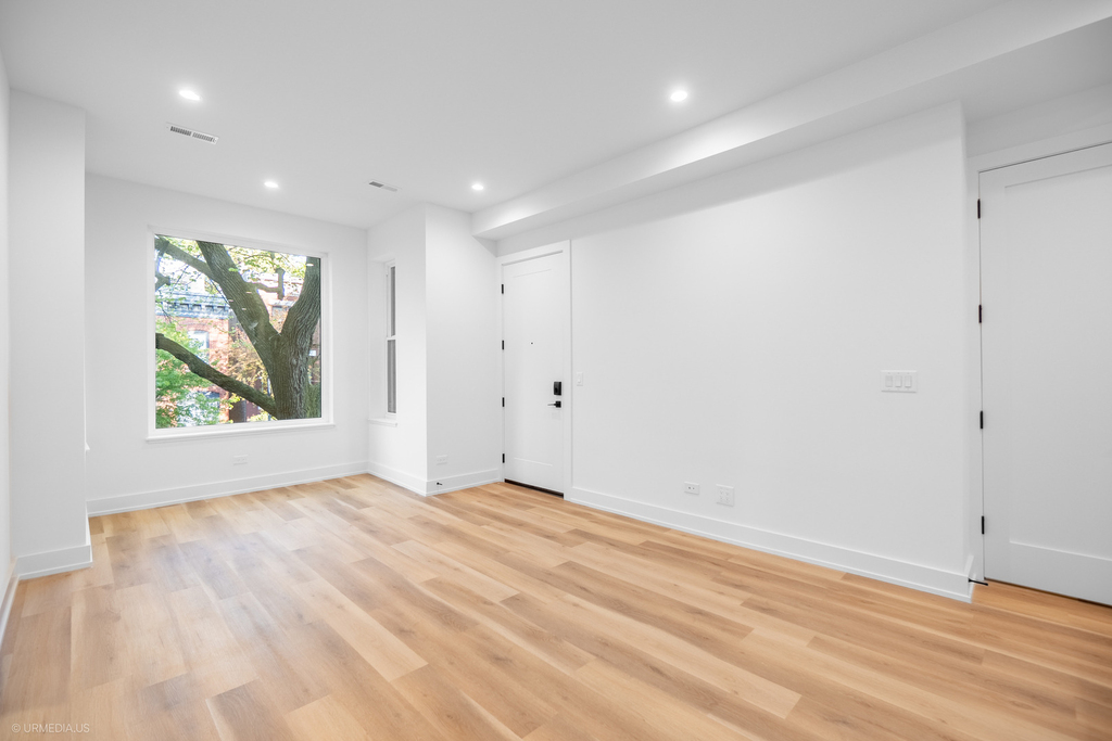 2113 N Kenmore Avenue - Photo 2