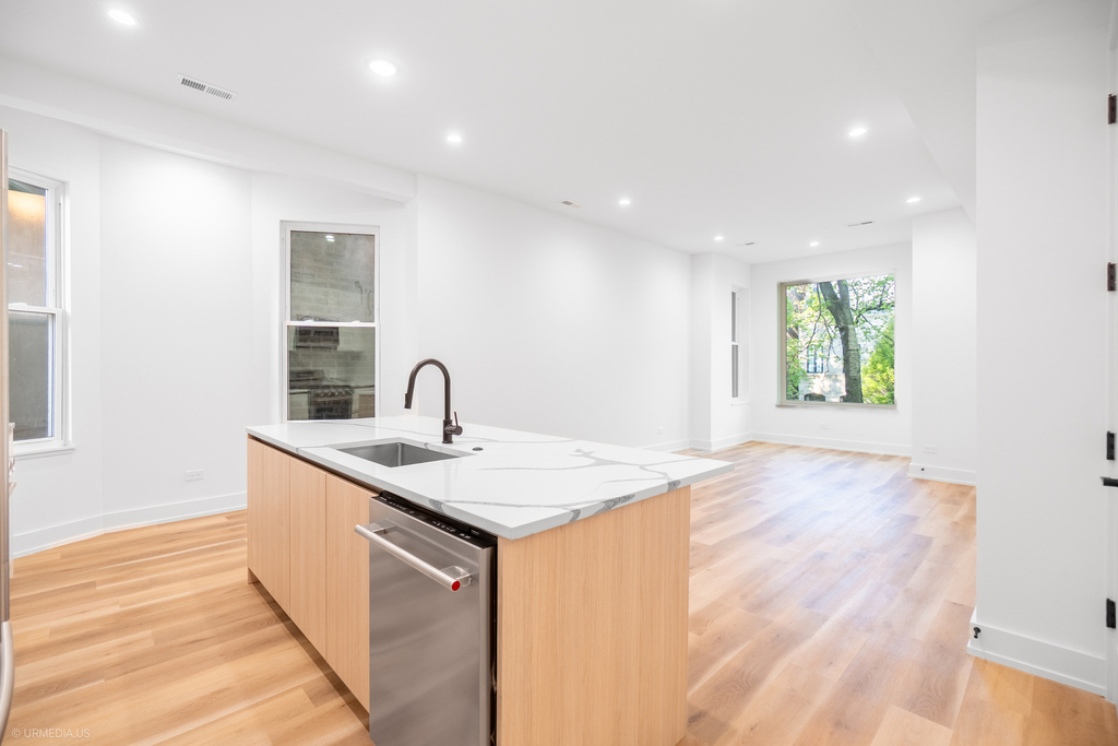 2113 N Kenmore Avenue - Photo 8
