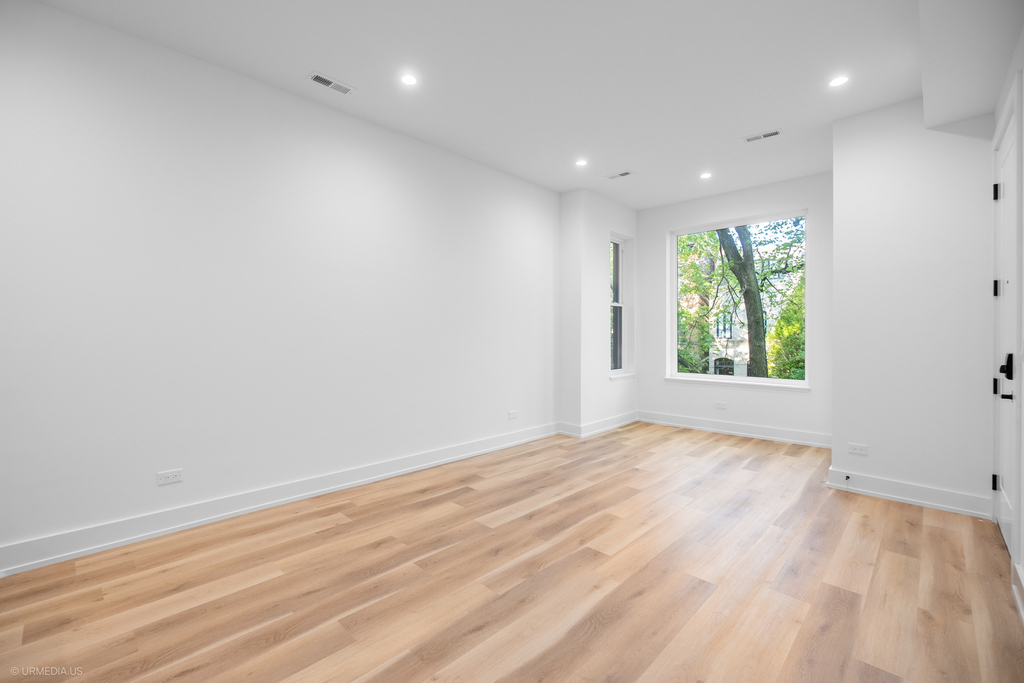 2113 N Kenmore Avenue - Photo 4