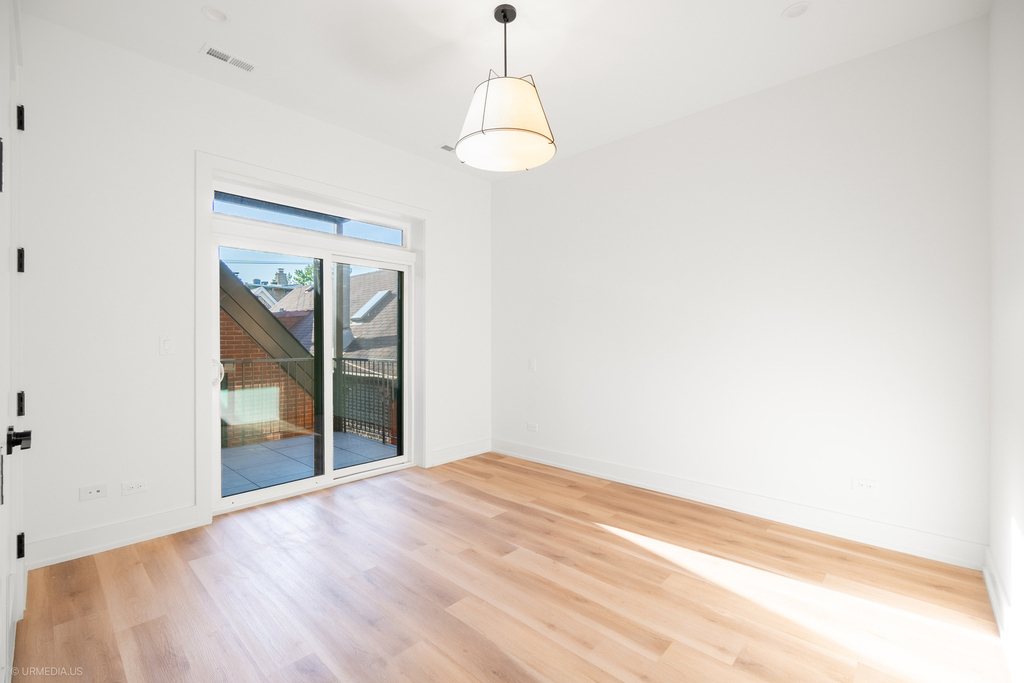 2113 N Kenmore Avenue - Photo 12