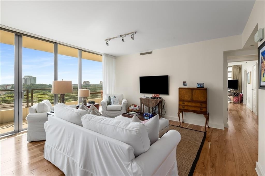 700 Park Regency Place Ne - Photo 2