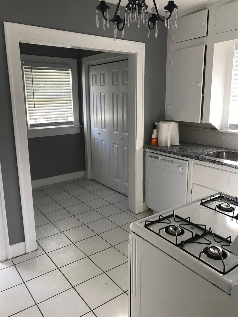 226 E 25th Street - Photo 3